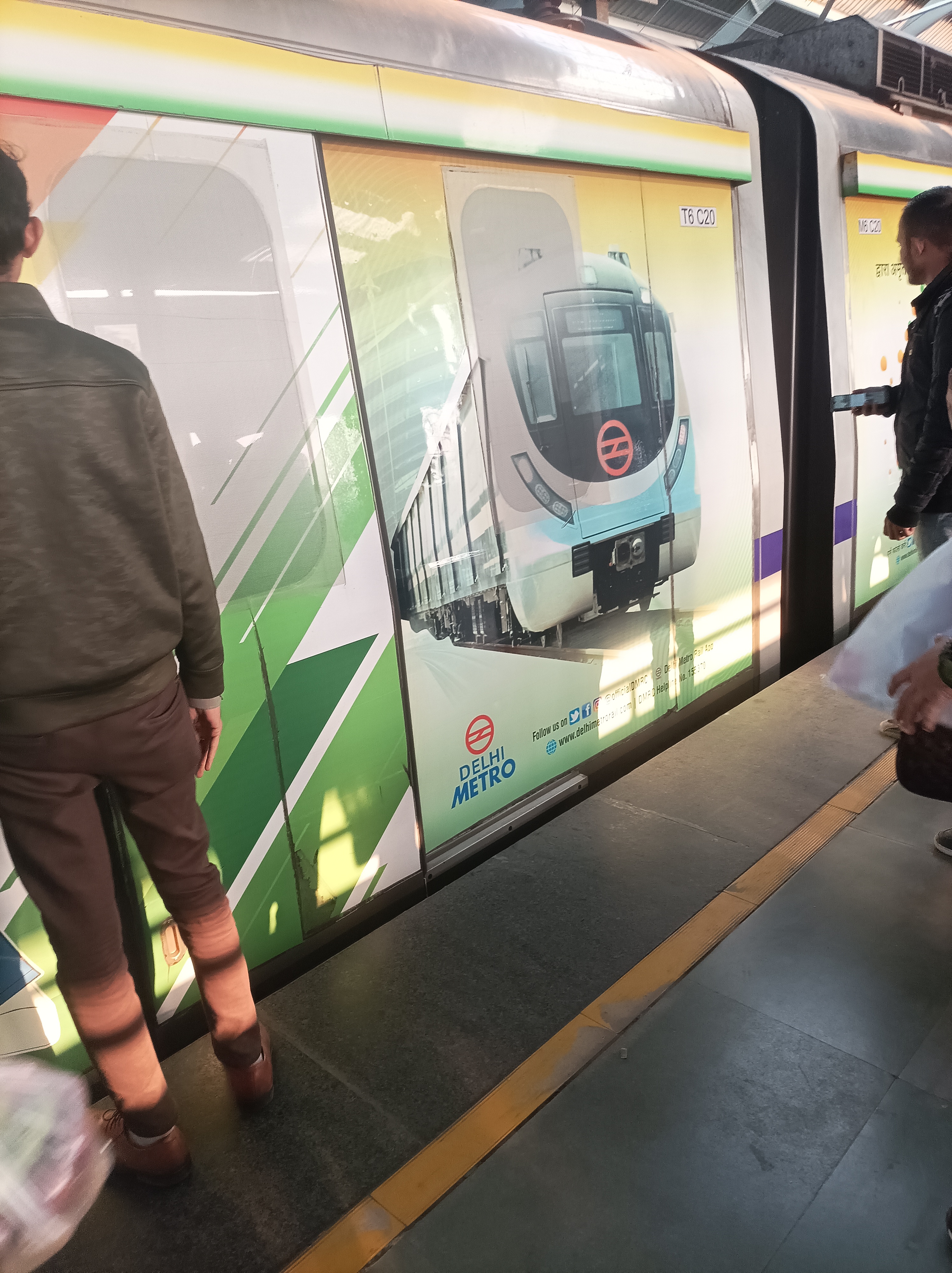 mobile-photography-of-delhi-metro-platform-blurt