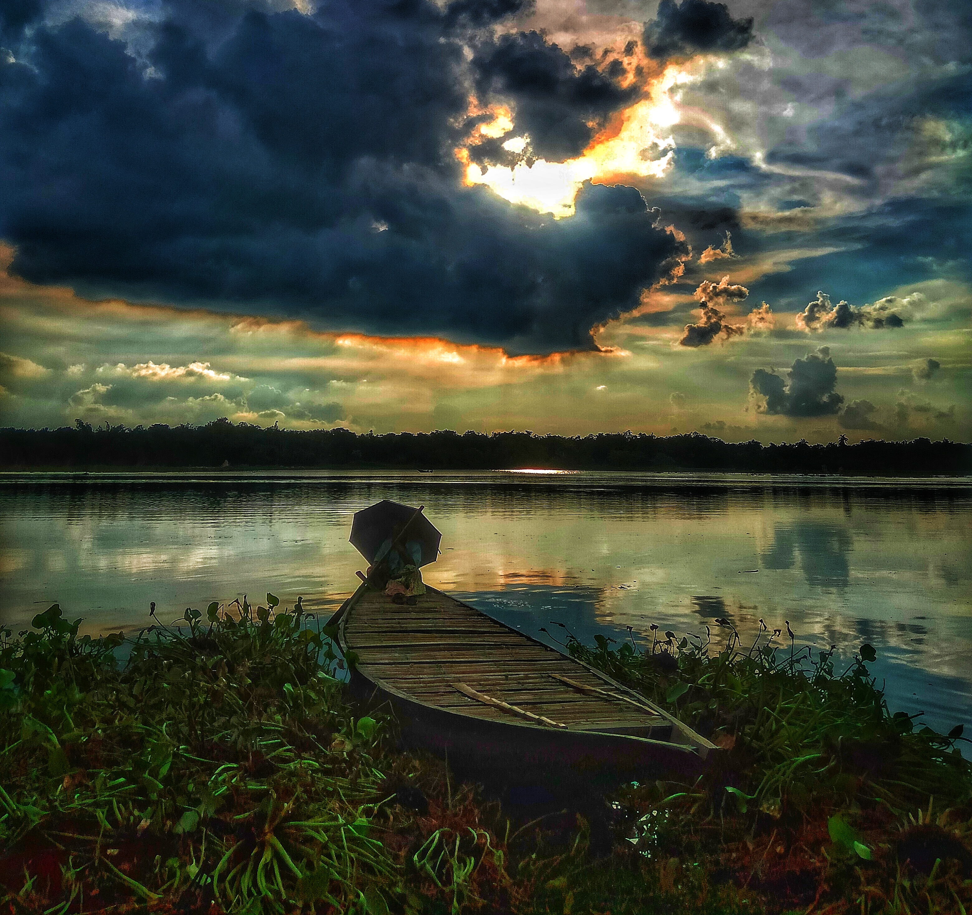boat-photography-from-joydia-lake-at-sunset-blurt