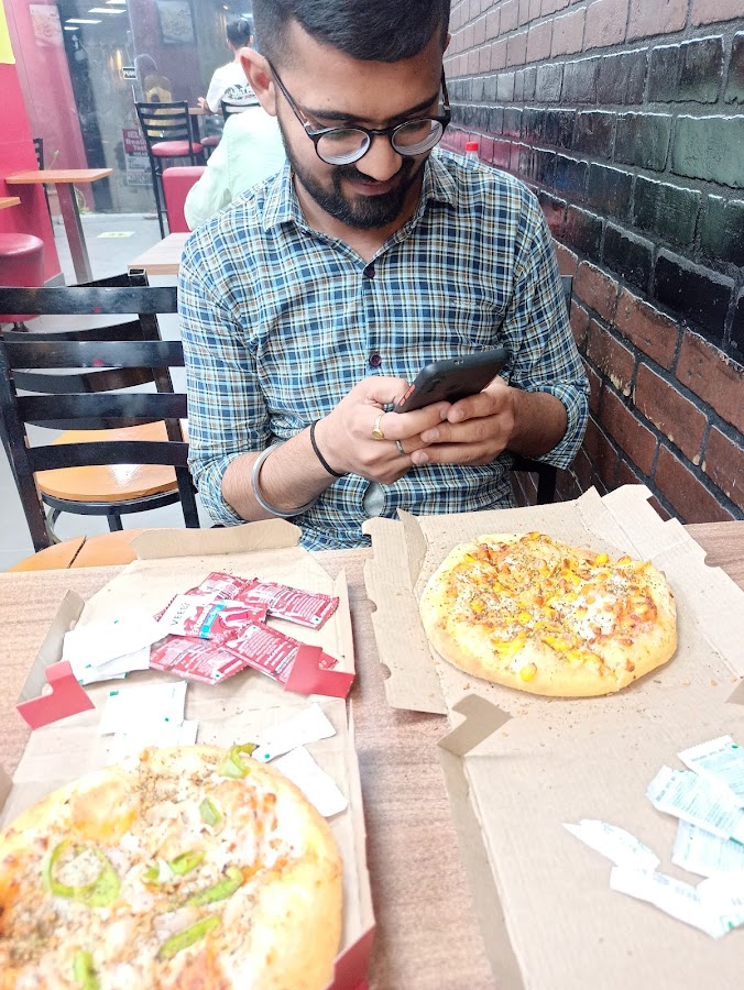 some-pizza-time-with-friend-iamsahil-blurt